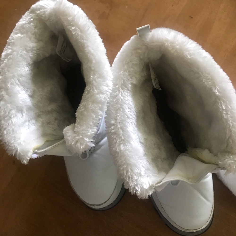 Khombu Girls Sze 2 White Snow Boot &North Face Hat - Picture 4 of 16